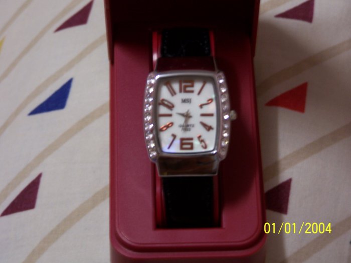 Quartz watch with Mother of Pearl & Crystal Look.