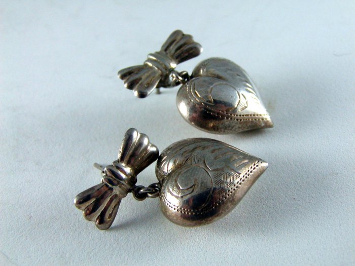 VINTAGE STERLING SILVER DANGLEY PIERCED PUFFY HEART EARRINGS