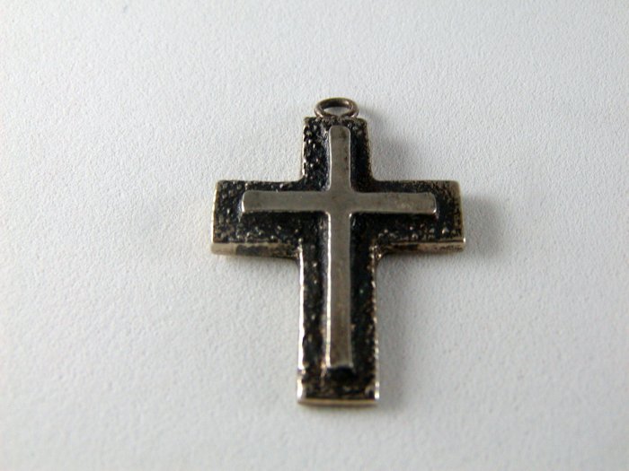 BEAUTIFUL STERLING SILVER CROSS PENDANT