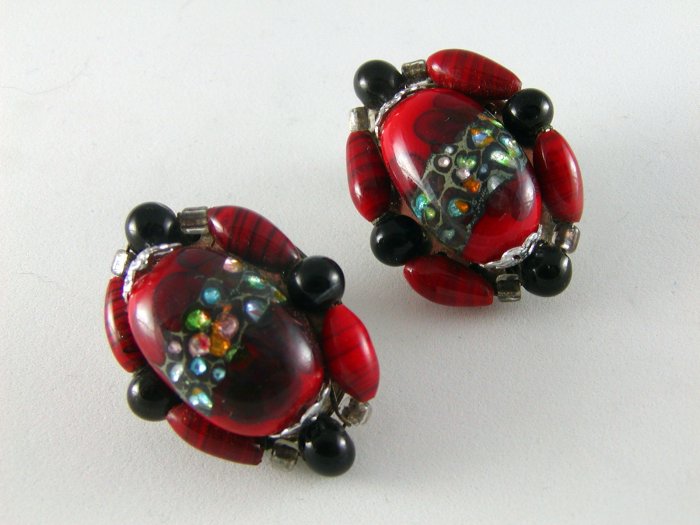 VINTAGE ART GLASS LUCITE CLIP ON EARRINGS RED BLACK