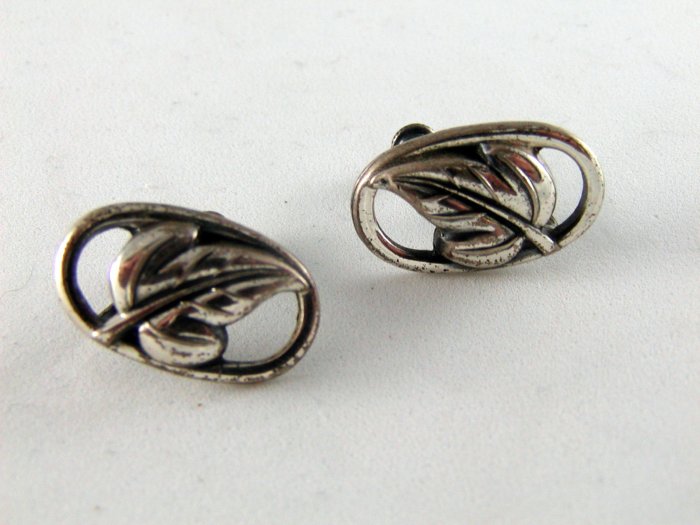 VINTAGE STERLING SILVER LEAF DESIGN SCREW BACK EARRINGS