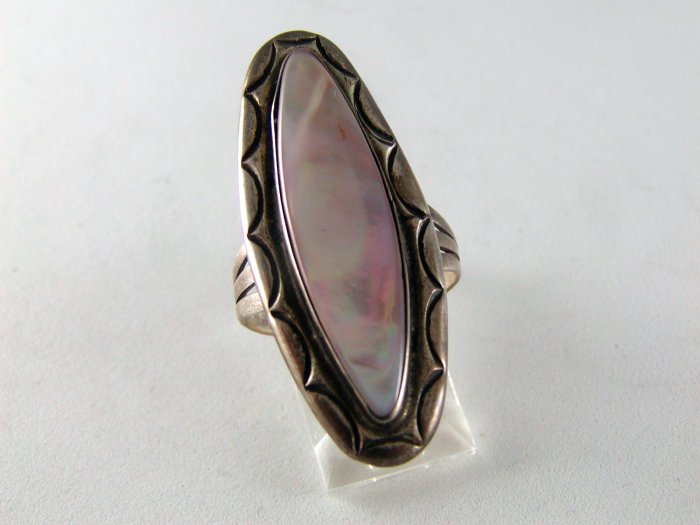 VINTAGE NATIVE AMERICAN STERLING SILVER ABALONE OR MOTHER OF PEARL RING SZ 7 1/2