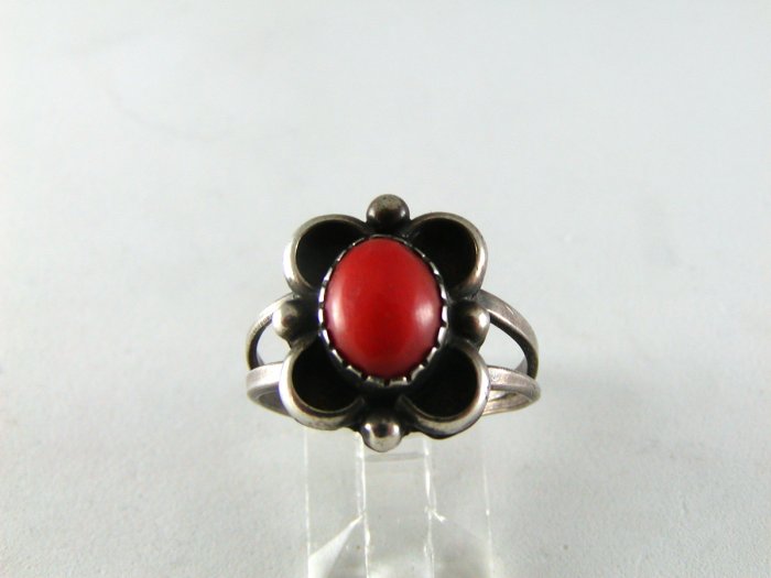 VINTAGE NATIVE AMERICAN NAVAJO STERLING SILVER CORAL RING SZ 8 1/2