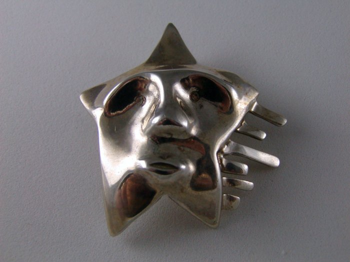 VINTAGE STERLING SILVER STAR FACE BROOCH VERY ODD UNUSUAL