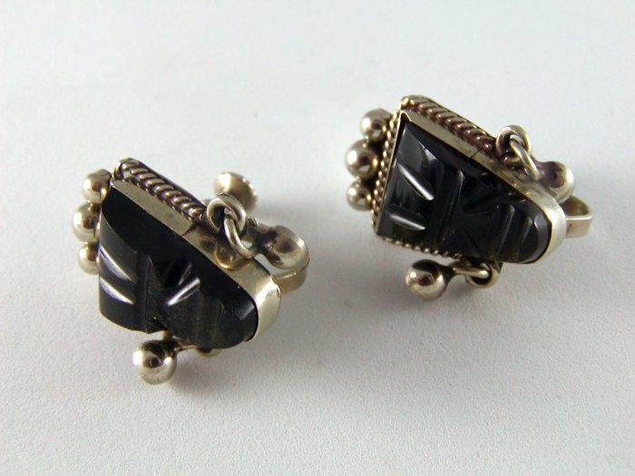 VINTAGE MEXICAN STERLING SILVER BLACK ONYX AZTEC SCREW BACK EARRINGS