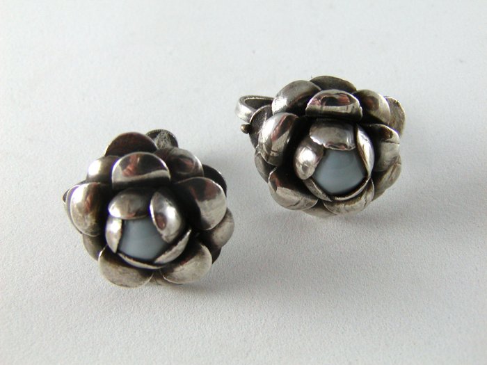 VINTAGE PRE EAGLE MARK MEXICAN STERLING SILVER SCREW BACK FLOWER EARRINGS
