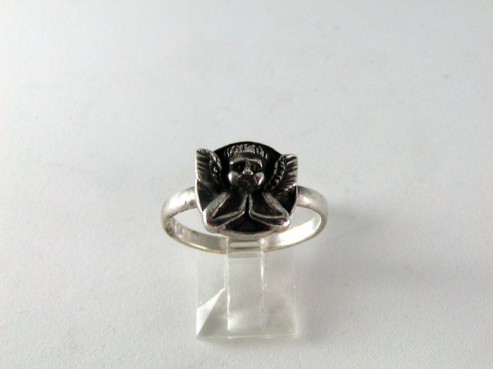 VINTAGE STERLING SILVER ANGEL AT PRAYER RING SIZE 8 3/4