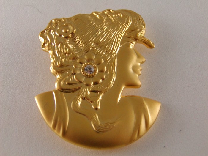 ART NOUVEAU STYLE GOLD VERMEIL LADY BROOCH