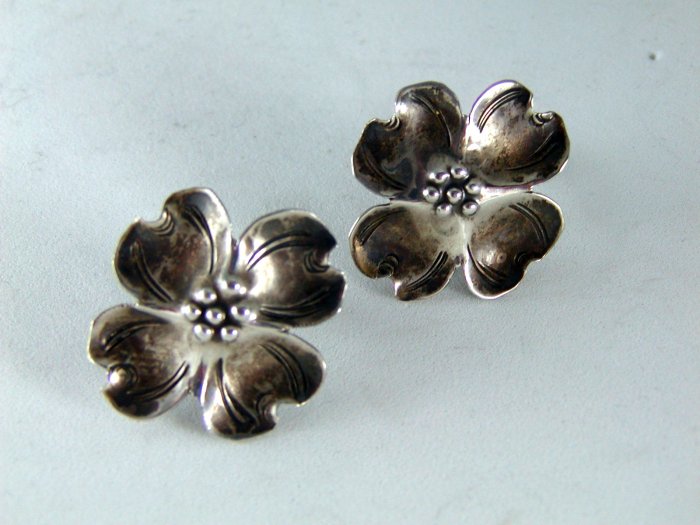 VINTAGE NYE STERLING SILVER DOGWOOD SCREWBACK EARRINGS