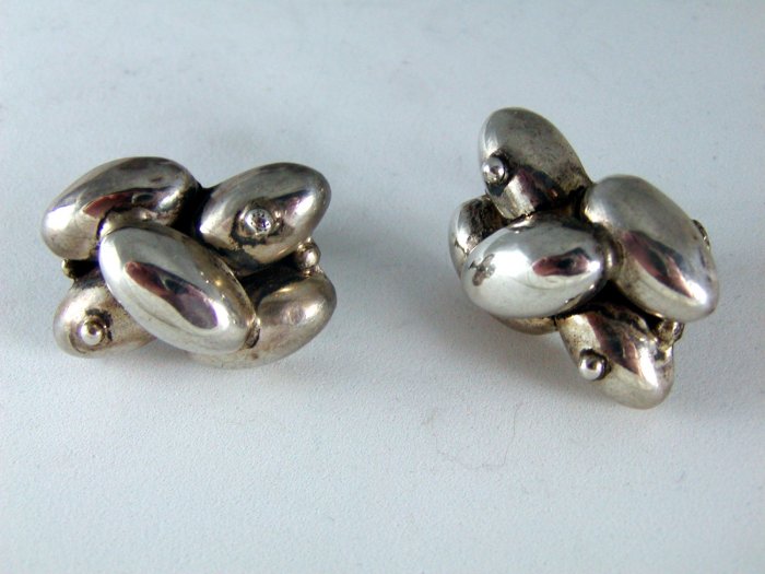 VINTAGE MEXICAN MEXICO SIGNED STERLING SILVER SCREW BACK EARRINGS