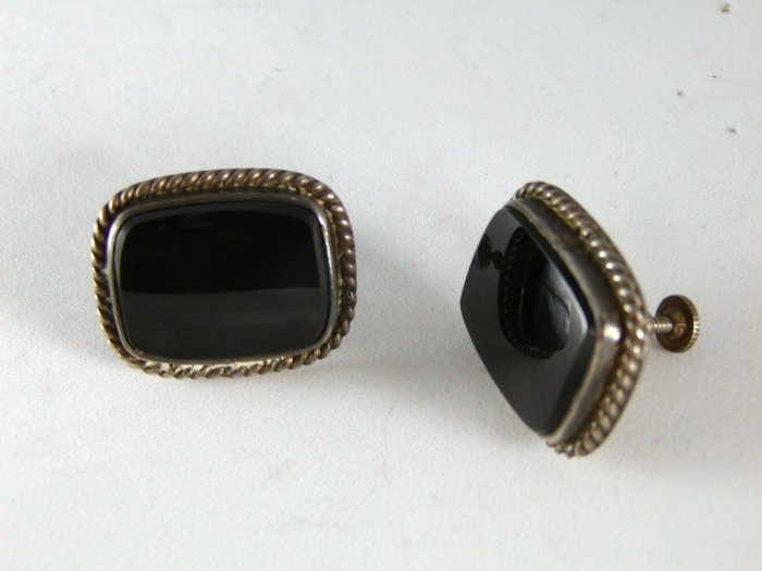 VINTAGE NATIVE AMERICAN STERLING SILVER BLACK ONYX SCREW BACK EARRINGS