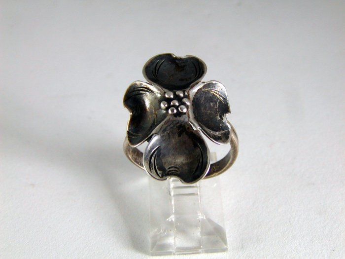 VINTAGE STERLING SILVER DOGWOOD RING SIZE 6 1/2