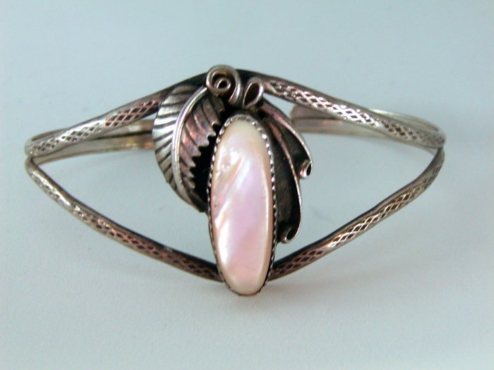 VINTAGE NATIVE AMERICAN STERLING SILVER PLATERO PINK MOTHER OF PEARL BRACELET