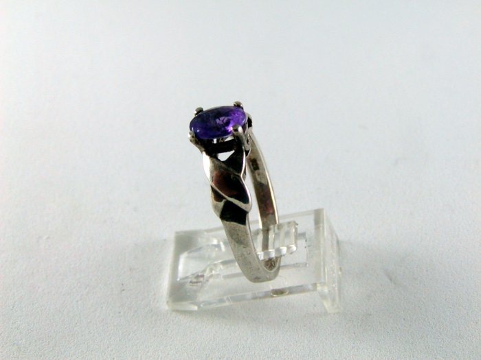VINTAGE STYLE STERLING SILVER AMYTHEST RING SIZE 8 1/4