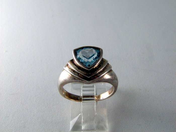 VINTAGE STYLE STERLING SILVER BLUE TOPAZ RING SIZE 8