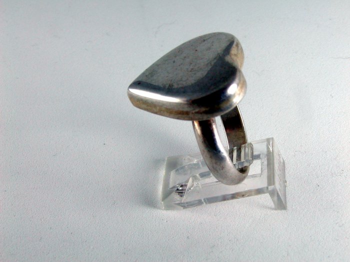 VINTAGE STERLING SILVER HEART RING SIZE 8 1/4