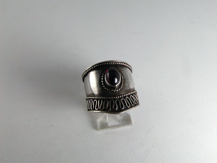 VINTAGE GOTHIC RENAISSANCE STYLE STERLING SILVER CABACHON GARNET RING SIZE 8