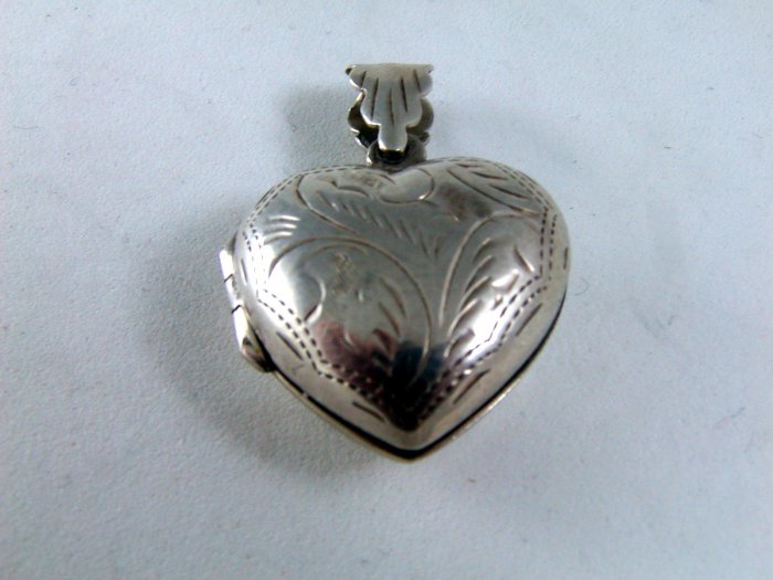 VINTAGE STERLING SILVER HEART LOCKET