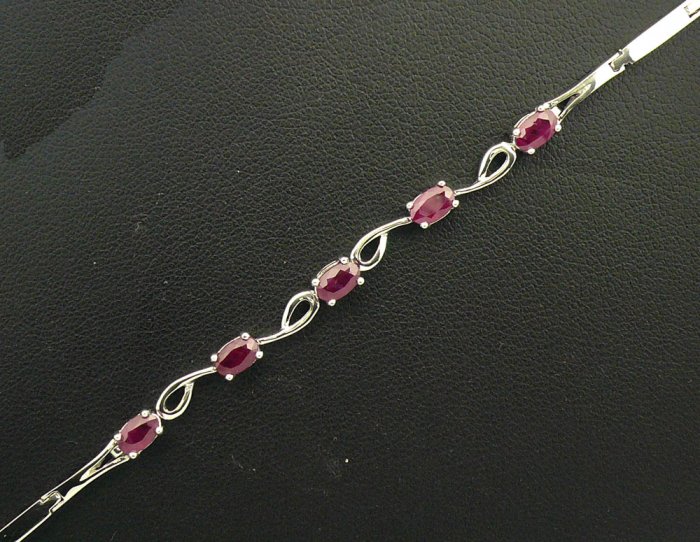 18K White Gold 1.76cts Ruby Bracelet