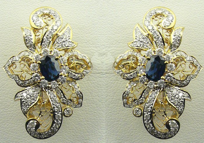 18K Yellow Gold 1.80cts. Diamond & 1.22 cts. Blue Sapphire Earring