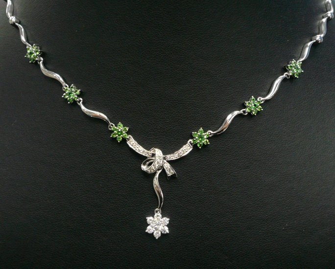 18K White Gold 0.59cts Diamond & 1.13cts Green Sapphire Necklace