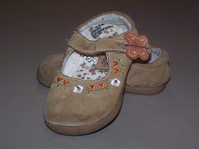 Cherokee tan shoes size 5