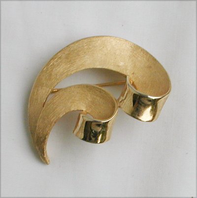Trifari gold tone burnished metal pin double swirl marked jewelry