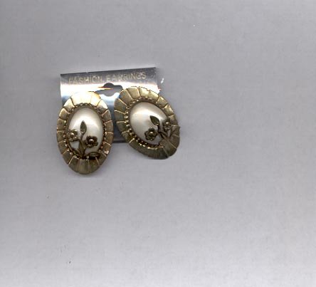 Goldtone with white in the center pierced earrings. (#56).