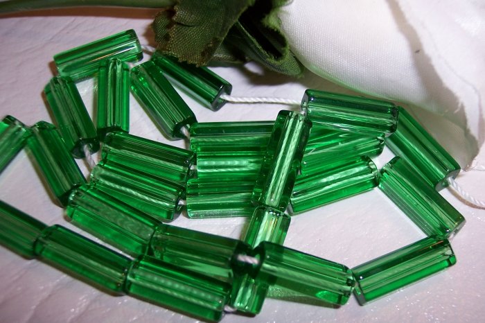 ATLAS 5-sided glass bead 15/6 MED. GREEN q/27