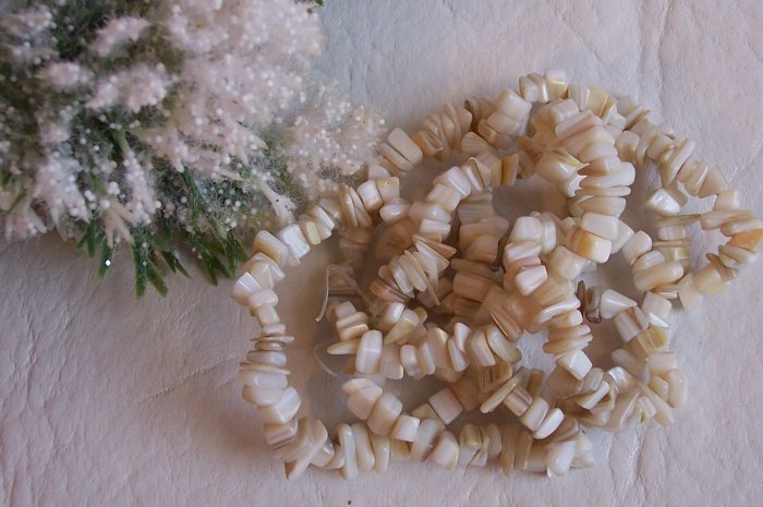 MOTHER OF PEARL Chips 6-10 mm 36"
