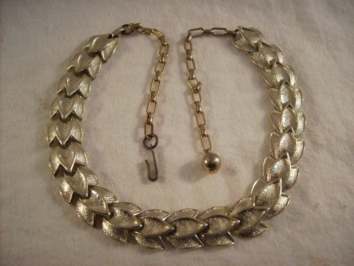 Vintage gold tone choker necklace leaf design unsigned