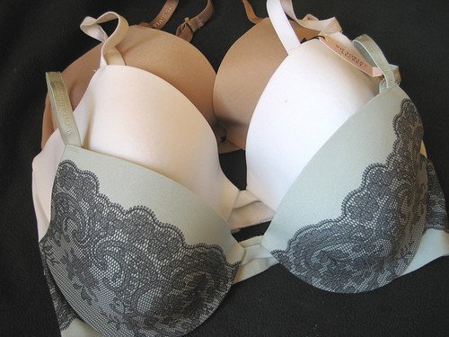NEW VICTORIA SECRET LIGHTLY LINED SHAPING PLUNGE BRA