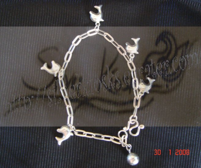 B01bracelet decorate with small dolphins pendant