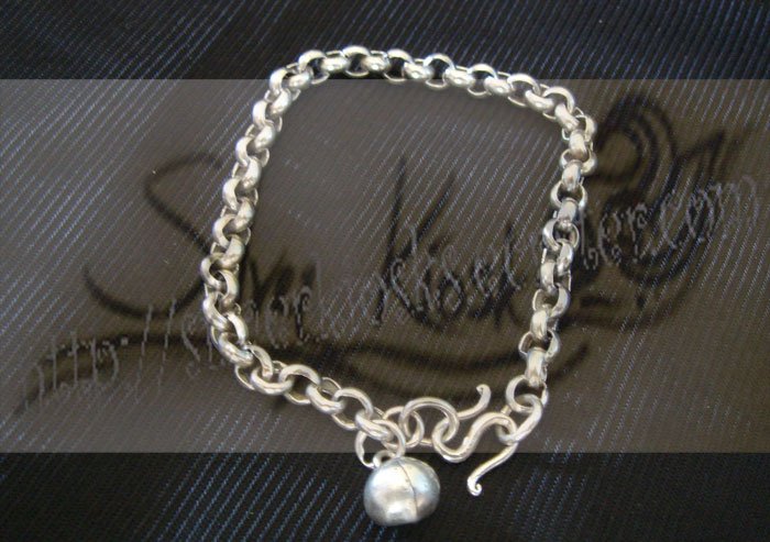 B03plain bracelet with round bell