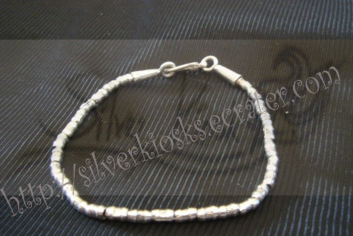 B04plain bracelet from silver beads
