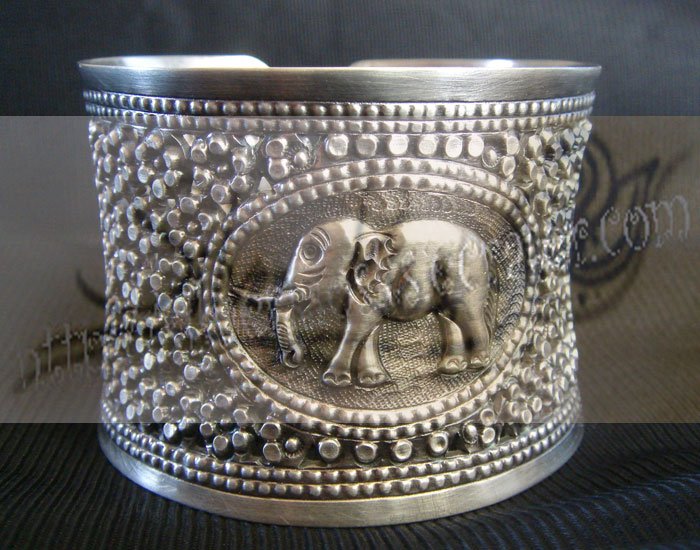 B06Big Bracelet with carve elephant