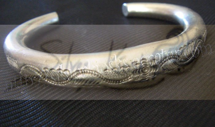 B07bracelet with the bell inside