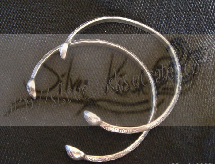B082 bracelets with petal of the lotus blossom tip