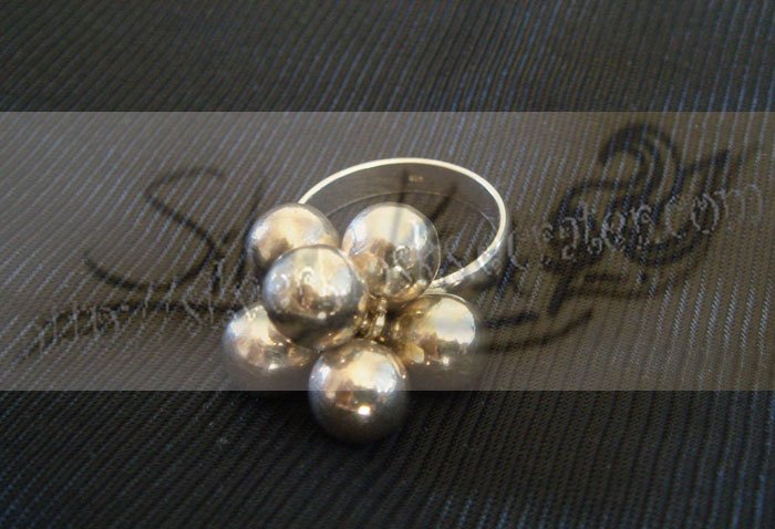 R013ring decorate with silver balls