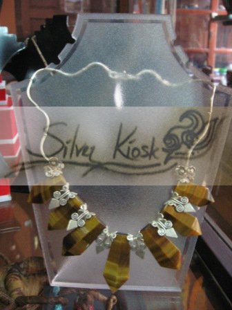 N022 necklace decorate with golden colour stone&silver flowers