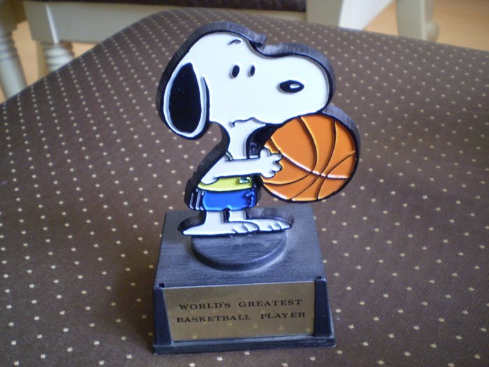 VINTAGE 1971 SNOOPY TROPHY WORLD'S GREATEST BASKETBALL PLAYER AVIVA PEANUTS BEAGLE