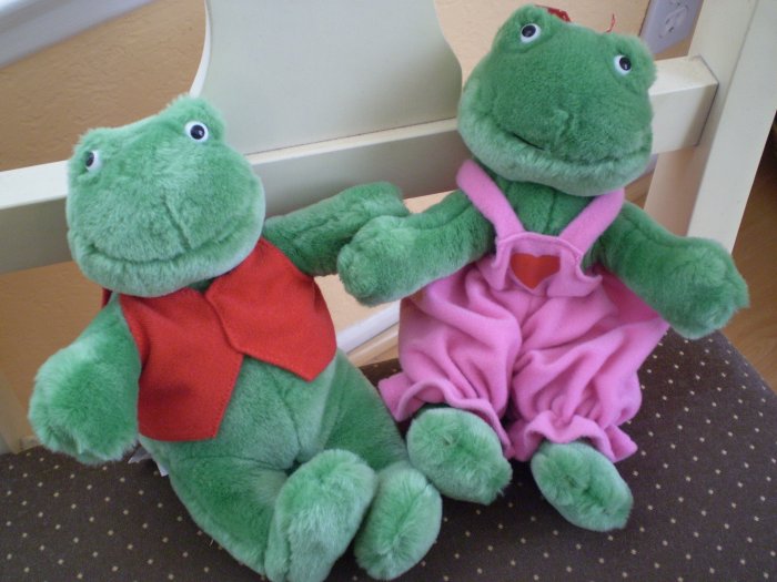 Hallmark Pair Frog Lovers Male & Female Velcro Hands 9" Valentine