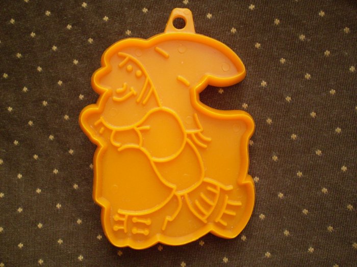 VINTAGE COOKIE CUTTER HALLMARK ORANGE WITCH HALLOWEEN