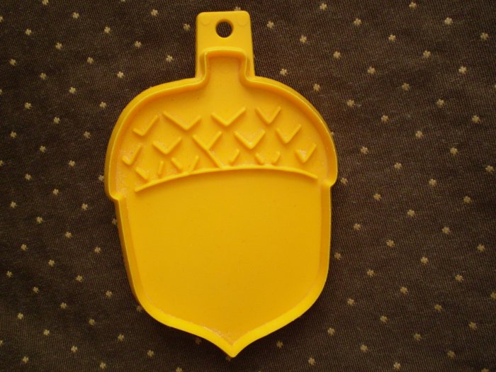VINTAGE 1975 HALLMARK COOKIE CUTTER ACORN FALL THANKSGIVING