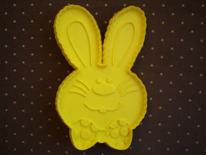 VINTAGE HALLMARK COOKIE CUTTER EASTER BUNNY YELLOW 1975 RABBIT