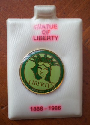 Statue of Liberty Pin Round Green Enamel Goldtone Metal 1986 Centennial