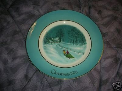 Avon 1976 Christmas Plate Bringing Home the Tree NIB