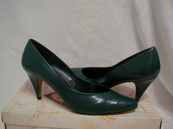 Gloria Vanderbilt pumps size 7 1/2M, 3 1/2" heel (Color spruce)