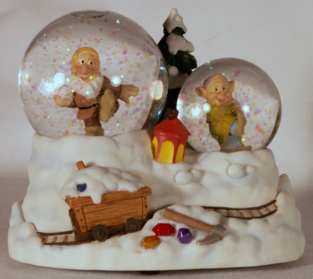 Disney Princess Snow White Musical Snowglobe Waterball 7 Dwarfs