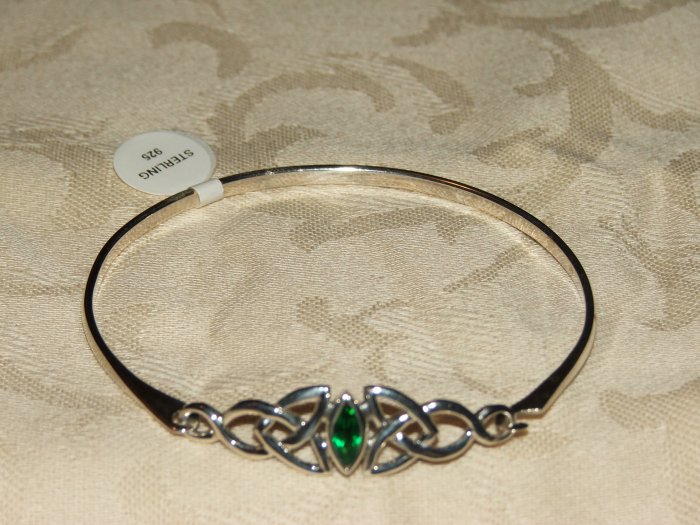 Celtic knot Bangle with emerald - 5474